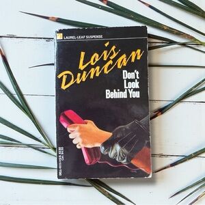 Vintage Paperback Thriller – Don’t Look Behind You by Lois Duncan